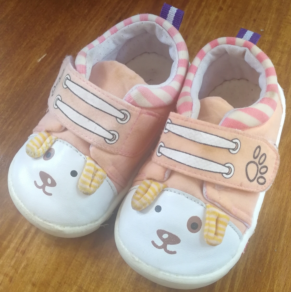 Cute baby walker like US size 4 / 4.5 first shoes